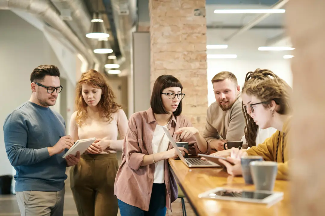 Gruppo di lavoro giovane e informale che discute sulle cose da fare | 4Humans