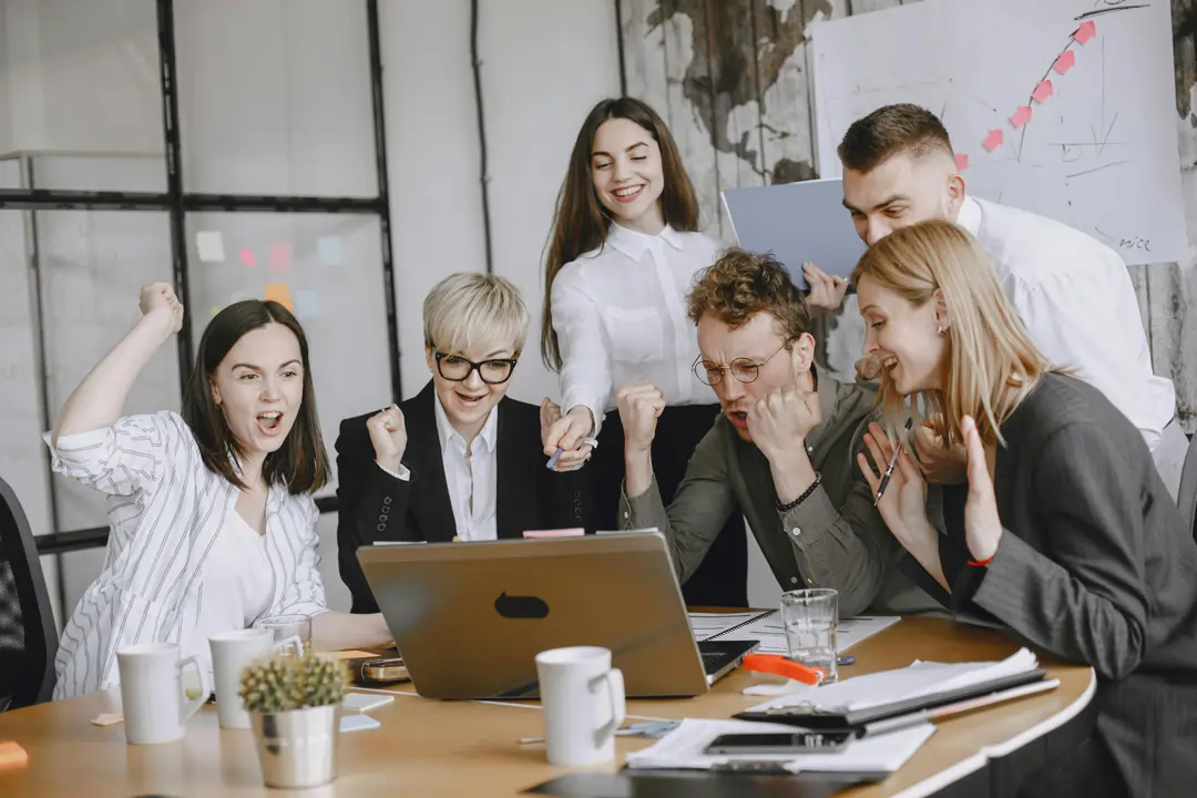 Gruppo di lavoro esulta per aver raggiunto un risultato di successo | 4Humans