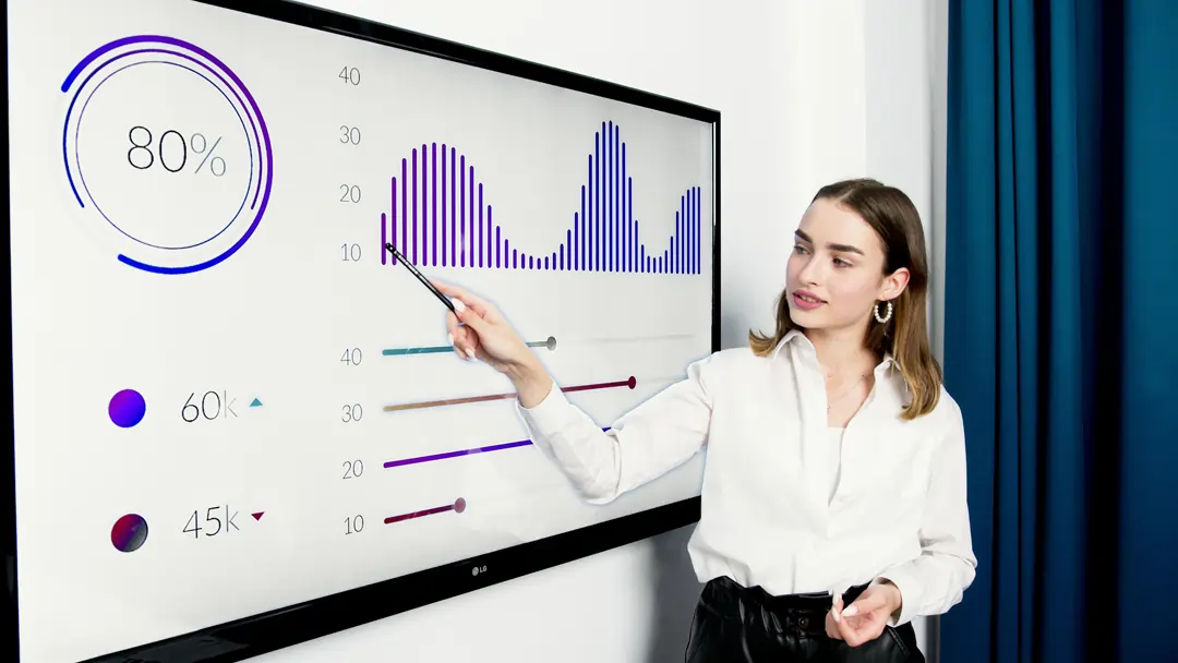 Giovane leader donna che spiega la strategia da attuare | 4Humans