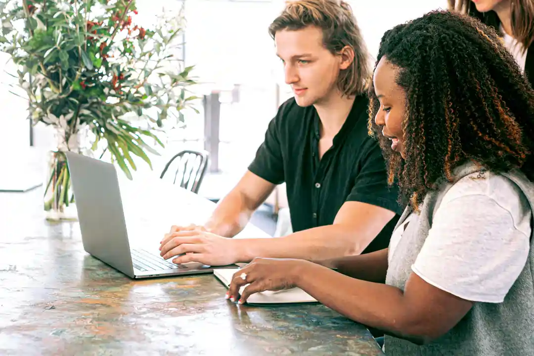 Collaboratori che lavorano assieme al pc in armonia e con il sorriso | 4Humans