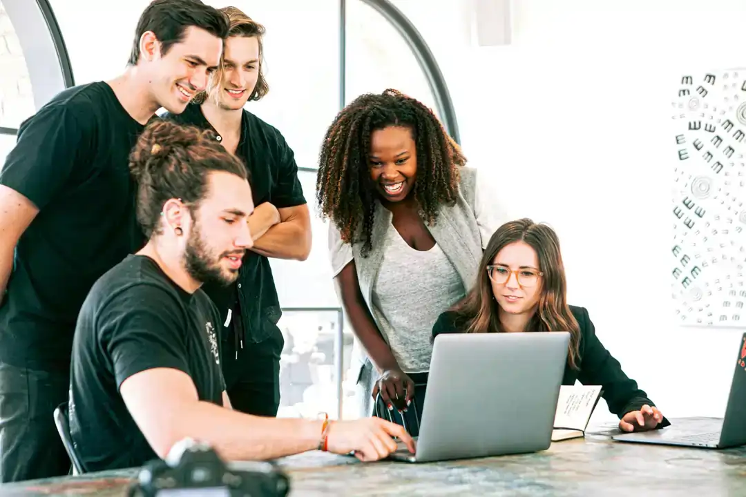 Team aziendale motivato in azienda | 4Humans