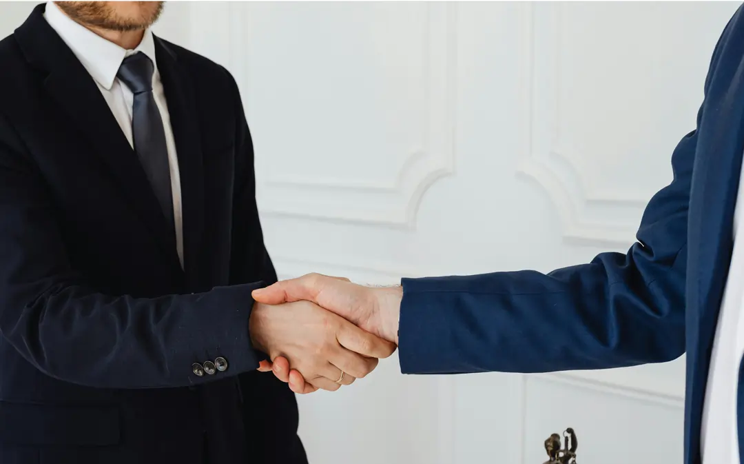 Stretta di mano durante l'assunzione di un giovane talento in azienda | 4Humans