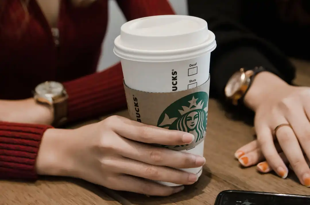 Bicchiere di caffé Starbucks, altra azienda i cui valori aziendali vengono citati in questo articolo | 4Humans