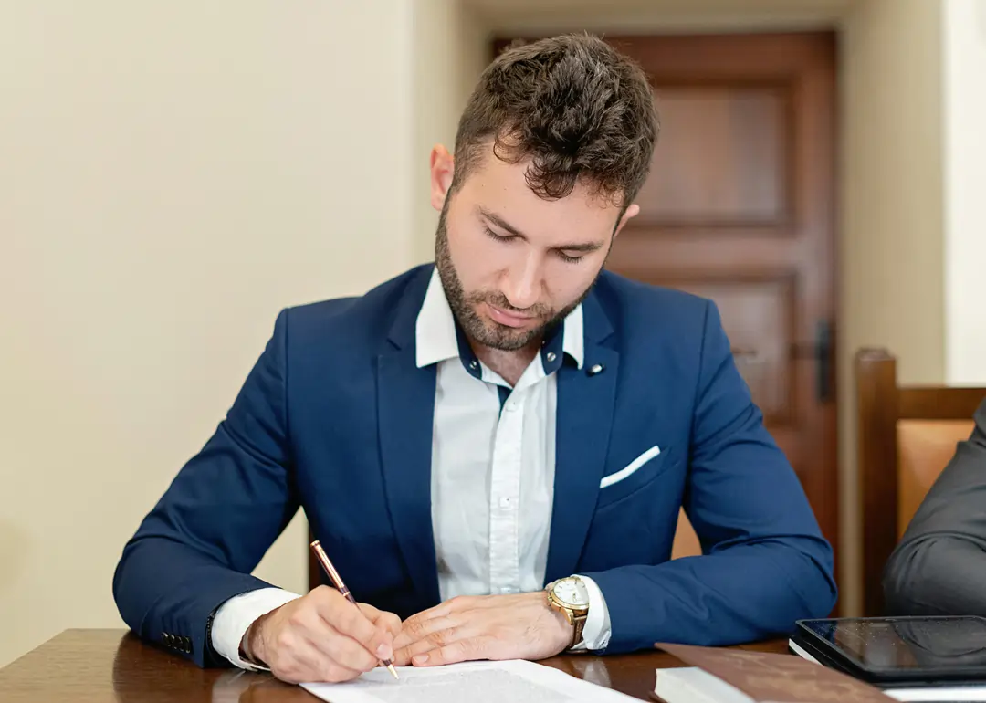 Firma sul contratto per un neoassunto. Qui comincia una nuova avventura | 4Humans