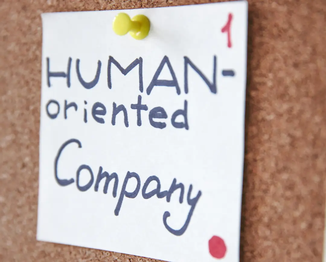 L'azienda è composta da persone, e questo post-it affisso sulla lavagna aziendale ce lo ricorda | 4Humans