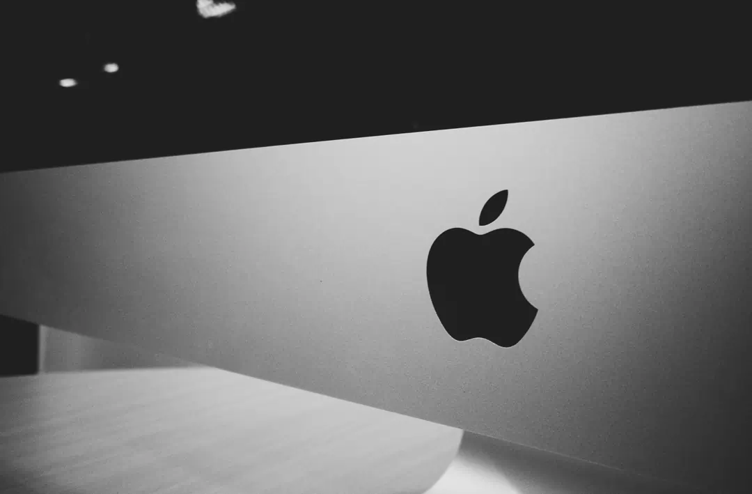 Logo Apple su un monitor pc, i suoi valori di accessibilità vengono citati nell'articolo | 4Humans