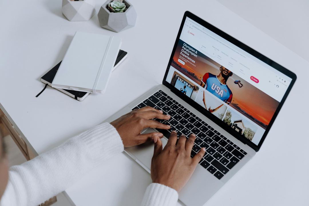 Laptop aperto sulla home page di AirBnB, che abbiamo preso come simbolo delle nuove piattaforme digitali | 4Humans