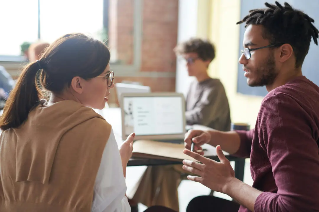 Due giovani collaboratori discutono in azienda su come risolvere un problema, per il risultato saranno decisive le soft skills di entrambi | 4Humans
