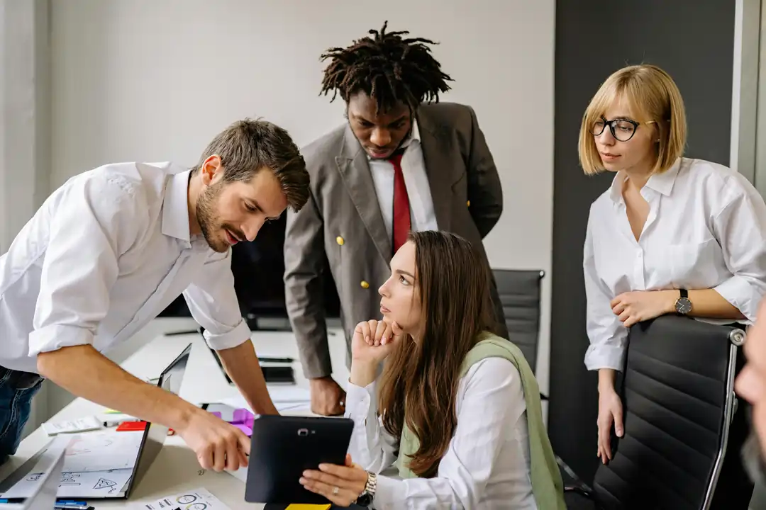 Team che lavora in modo affiatato ad un progetto, esempio di soft skills | 4Humans